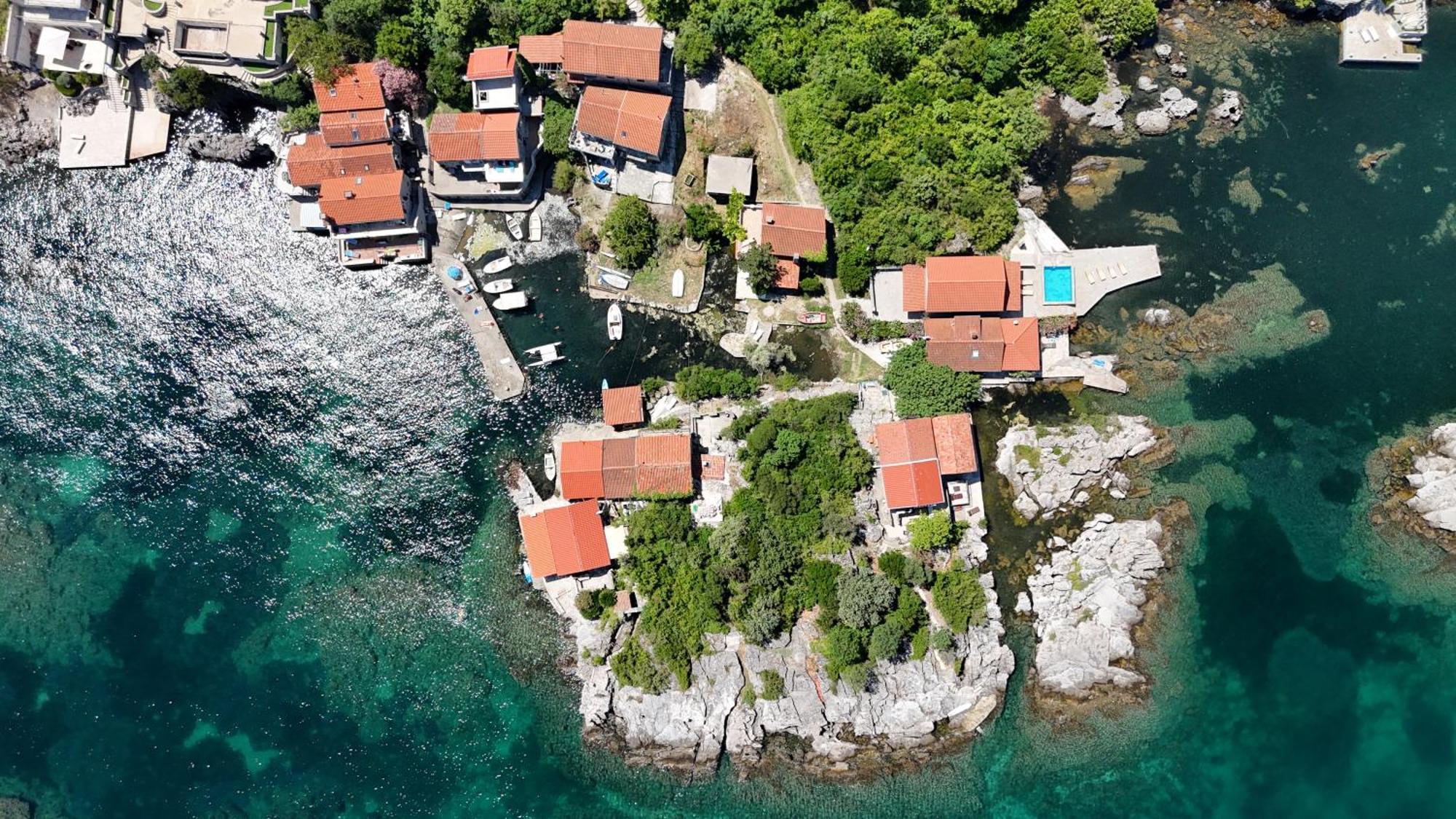 Apartments Kovinic Tivat Bagian luar foto