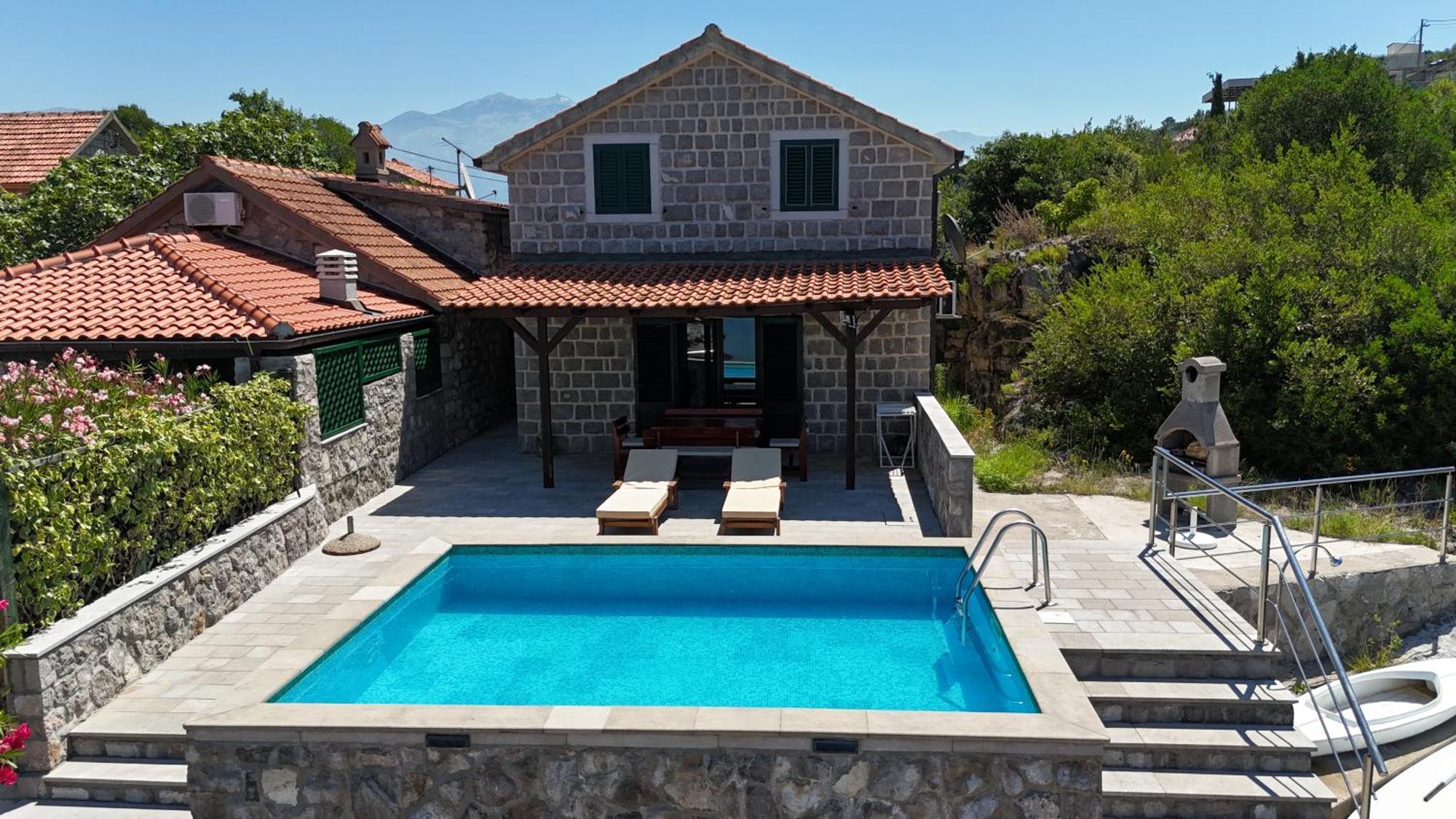 Apartments Kovinic Tivat Bagian luar foto