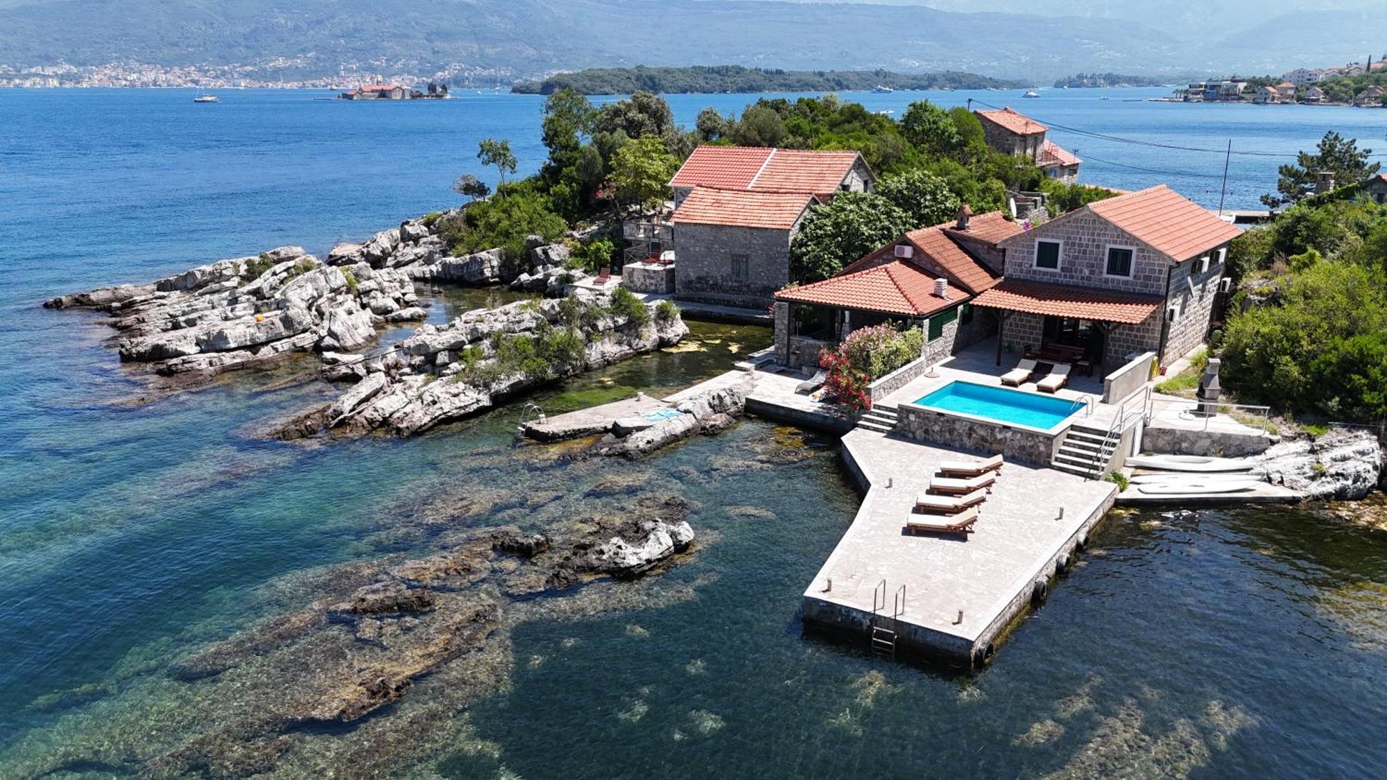 Apartments Kovinic Tivat Bagian luar foto