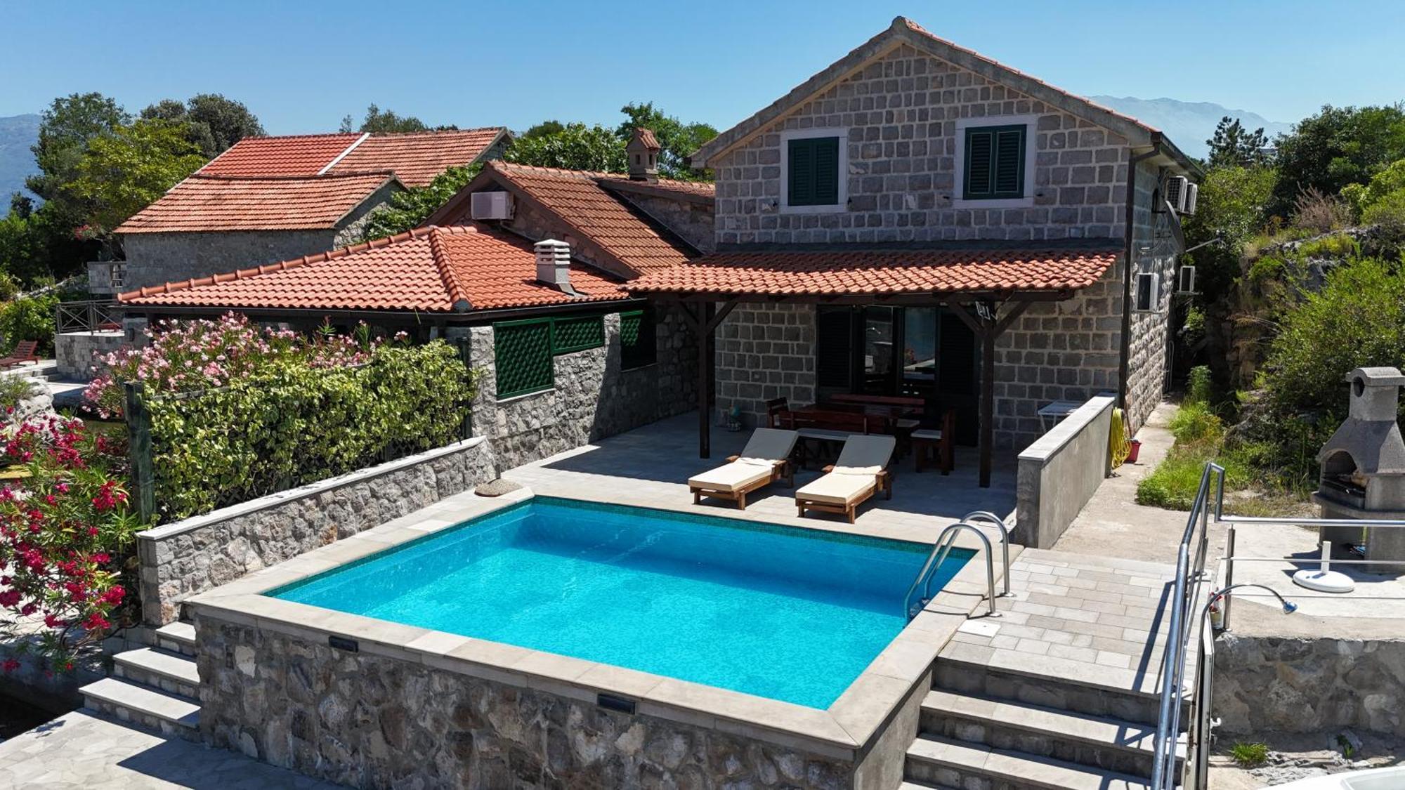 Apartments Kovinic Tivat Bagian luar foto