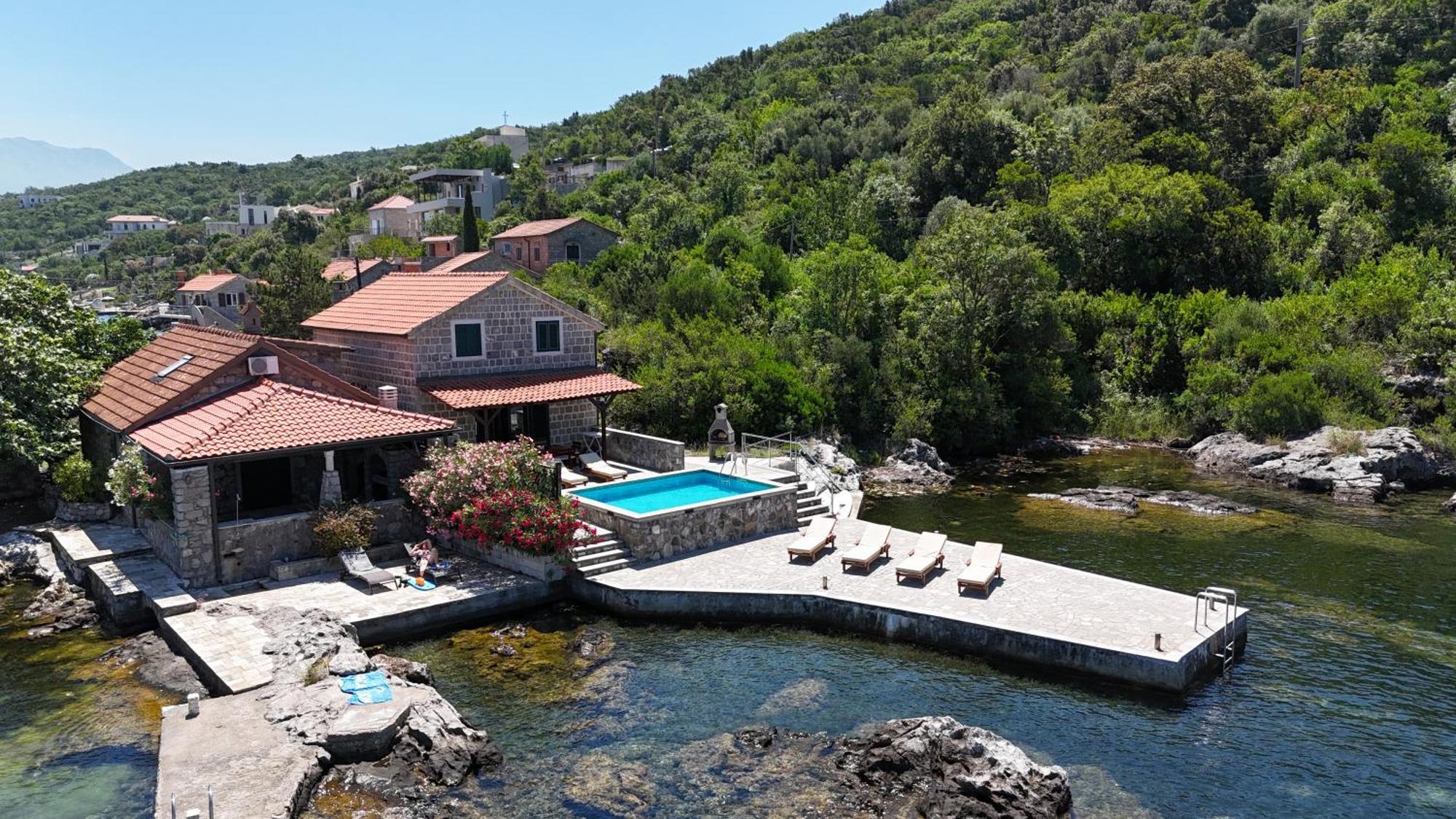 Apartments Kovinic Tivat Bagian luar foto